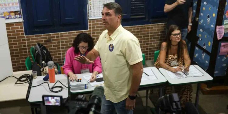 O candidato Flávio Bolsonaro (PL), em sua sessão eleitoral, na Zona Norte do Rio