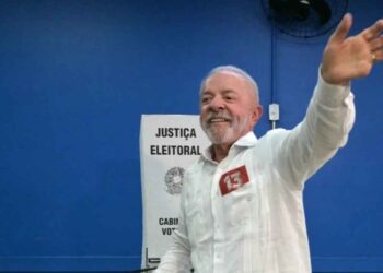Lula exerceu o direito ao voto na manhã deste domingo (25)