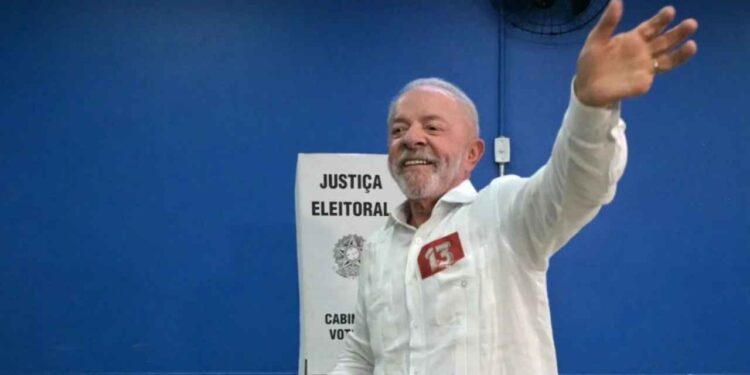 Lula exerceu o direito ao voto na manhã deste domingo (25)
