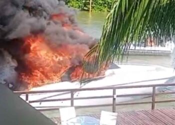 Imagens mostram a embarcação tomada pelas chamas