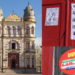 Adesivos colados nas portas e paredes do Palácio do Comércio