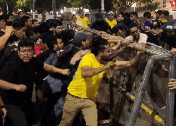 Estudantes da UFRN de esquerda e direita brigando em manifestação pró-Bolsonaro