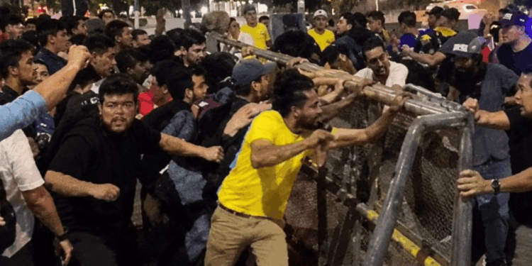 Estudantes da UFRN de esquerda e direita brigando em manifestação pró-Bolsonaro