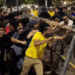 Estudantes da UFRN de esquerda e direita brigando em manifestação pró-Bolsonaro