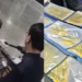 Brasileira sendo apreendida no Aeroporto de Bali, na Indonésia