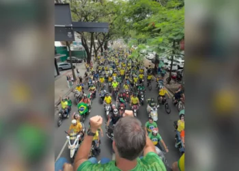 Flávio Bolsonaro faz em BH seu penúltimo ato de campanha