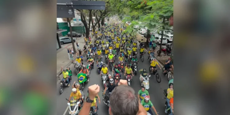 Flávio Bolsonaro faz em BH seu penúltimo ato de campanha