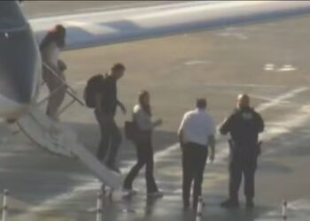 Flávio Bolsonaro, a esposa e as duas filhas desembarca em Miami