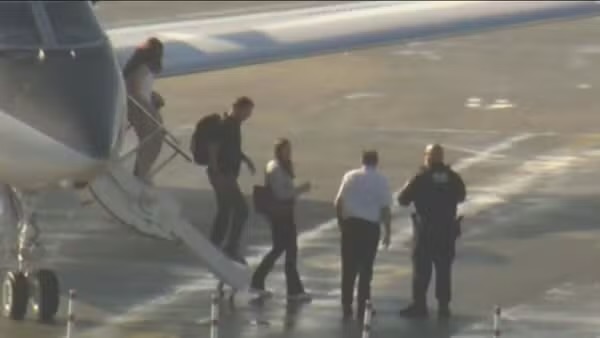 Flávio Bolsonaro, a esposa e as duas filhas desembarca em Miami