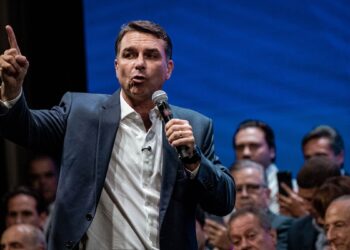 Flávio Bolsonaro (PL) havia anunciado ausência no debate de domingo