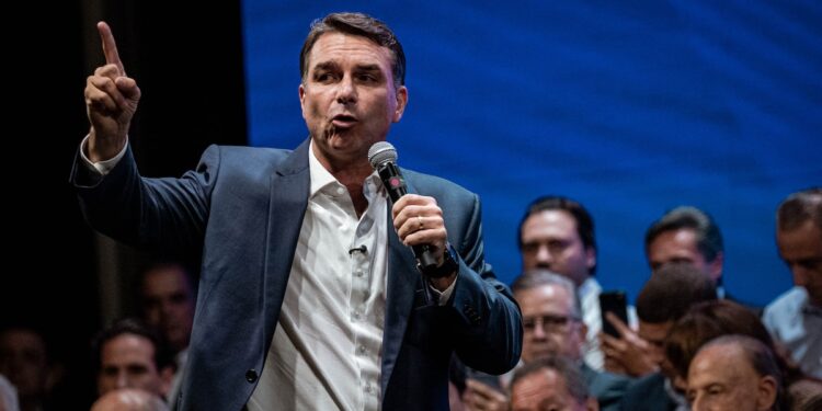 Flávio Bolsonaro (PL) havia anunciado ausência no debate de domingo