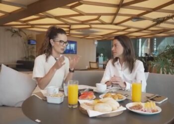 A apresentadora Clarissa Góes e a governadora Raquel Lyra (Da esq. p/ dir.)