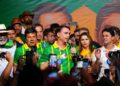 O senador Flávio Bolsonaro (PL) acompanhado de aliados. Foto: Charles Vieira/ Divulgação Campanha Flávio Bolsonaro