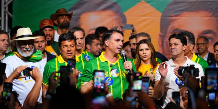 O senador Flávio Bolsonaro (PL) acompanhado de aliados. Foto: Charles Vieira/ Divulgação Campanha Flávio Bolsonaro