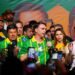 O senador Flávio Bolsonaro (PL) acompanhado de aliados. Foto: Charles Vieira/ Divulgação Campanha Flávio Bolsonaro