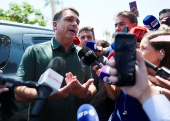 Candidato a presidência Flávio Bolsonaro (PL) durante coletiva em Brasília hoje (13)