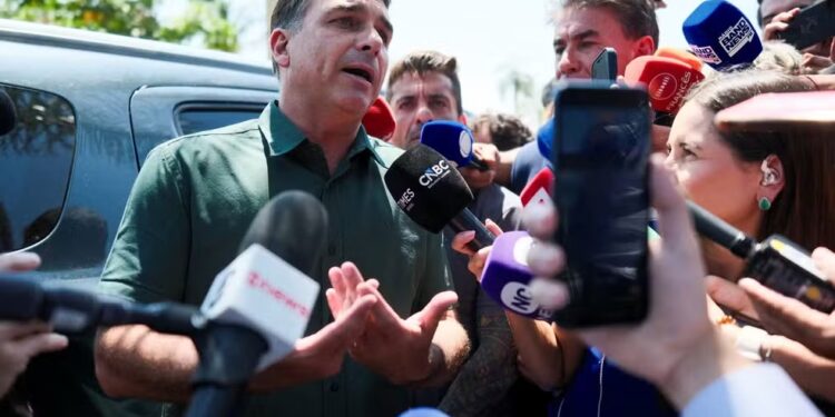 Candidato a presidência Flávio Bolsonaro (PL) durante coletiva em Brasília hoje (13)