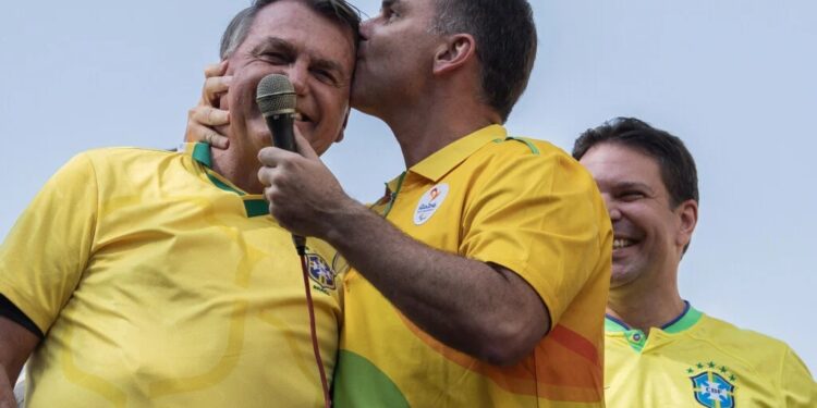 Jair Messias Bolsonaro e seu filho, Flávio