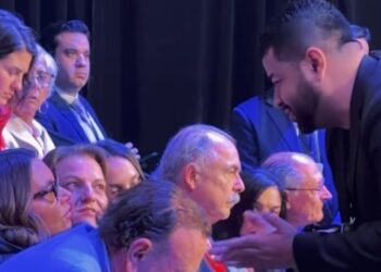 Janja leva bronca da produção durante debate