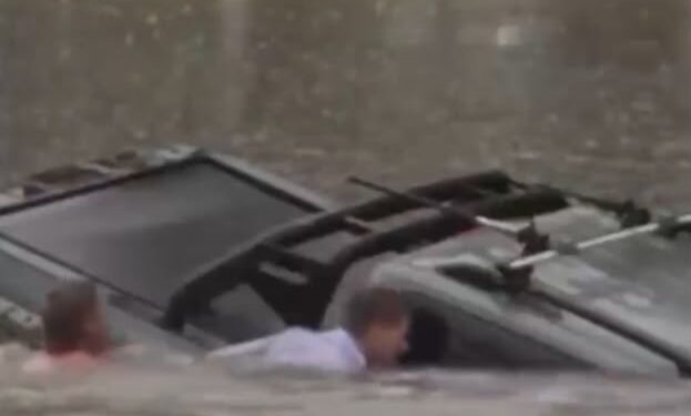 Repórter resgatando motorista em enchente na Austrália