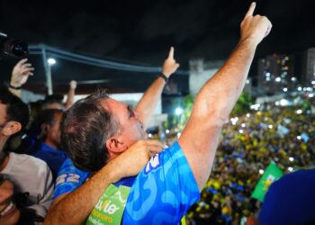 Flávio Bolsonaro (PL) acompanhado de eleitores