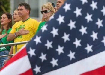Flávio Bolsonaro pode seguir os passos do irmão e se mudar para os EUA