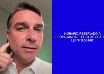 Flávio Bolsonaro reclama de problema de áudio em programa eleitoral