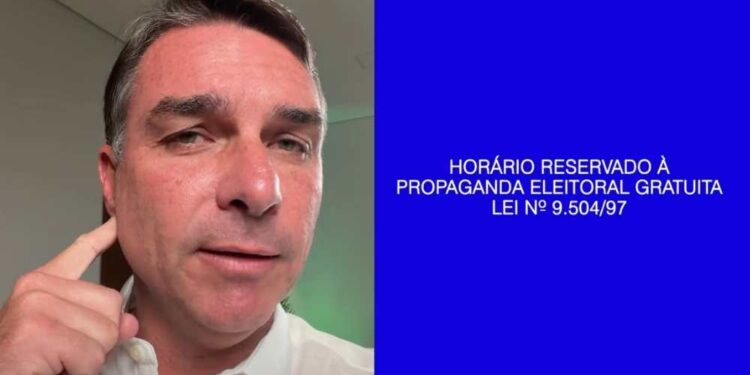 Flávio Bolsonaro reclama de problema de áudio em programa eleitoral