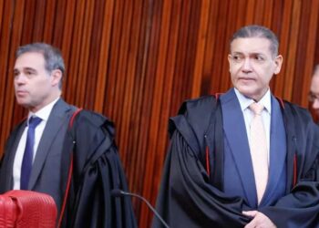 Os ministros André Mendonça, e o presidente do TSE Kassio Nunes Marques