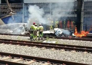 Monomotor pega fogo em linha férrea de estação em Belo Horizonte