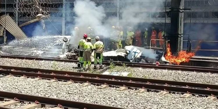 Monomotor pega fogo em linha férrea de estação em Belo Horizonte