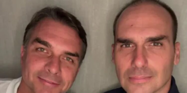 O senador Flávio Bolsonaro (PL), aparece ao lado do irmão, o ex-deputado federal Eduardo Bolsonaro (PL)
