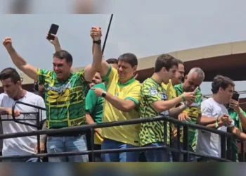 Flávio Bolsonaro e Nikolas Ferreira juntos em Vitória (ES)
