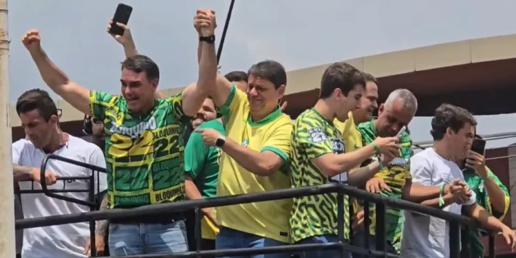 Flávio Bolsonaro e Nikolas Ferreira juntos em Vitória (ES)