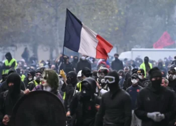 Protestos se intensificam na capital Francesa