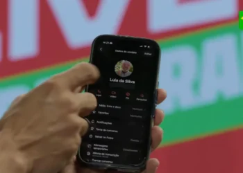 Trecho da live que mostra telefone do presidente Lula (PT)