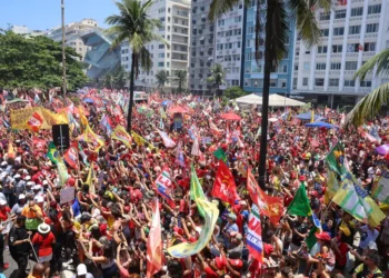 Apoiadores do presidente Lula no Rio de Janeiro neste sábado (24)